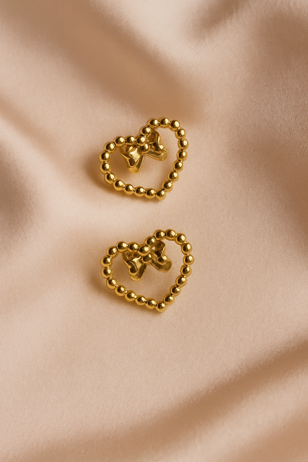 Faye – Herzförmige Edelstahl-Ohrstecker mit Schleife