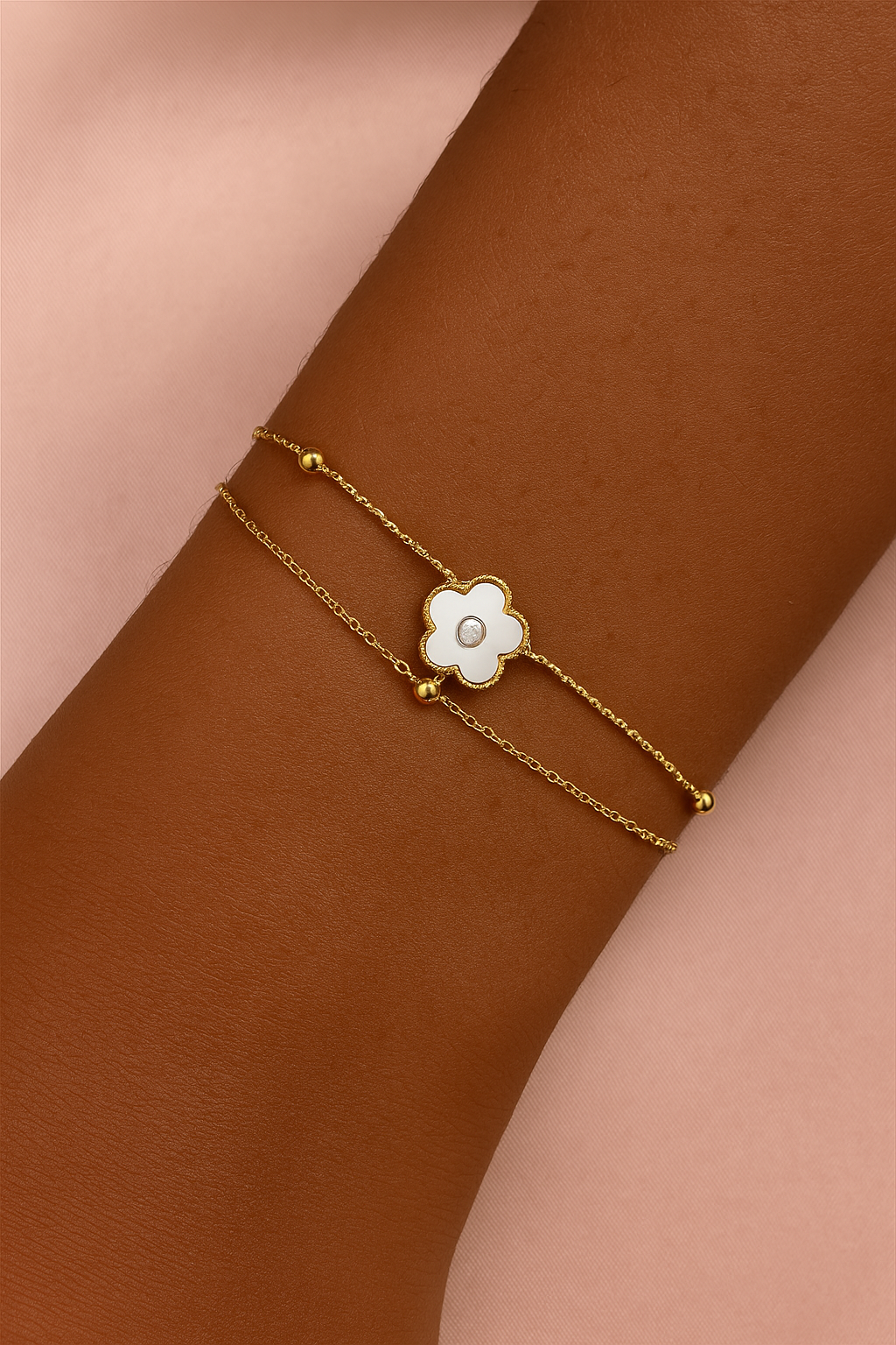 Amara – Edelstahl-Armband mit filigranem Blumenanhänger