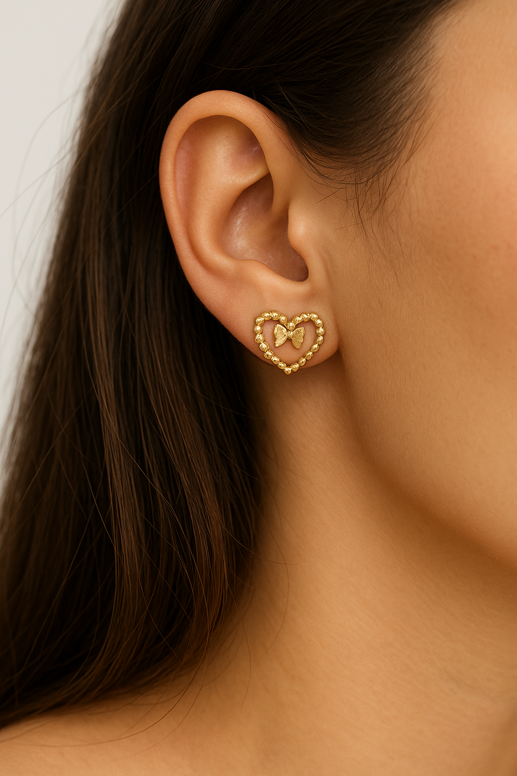 Faye – Herzförmige Edelstahl-Ohrstecker mit Schleife