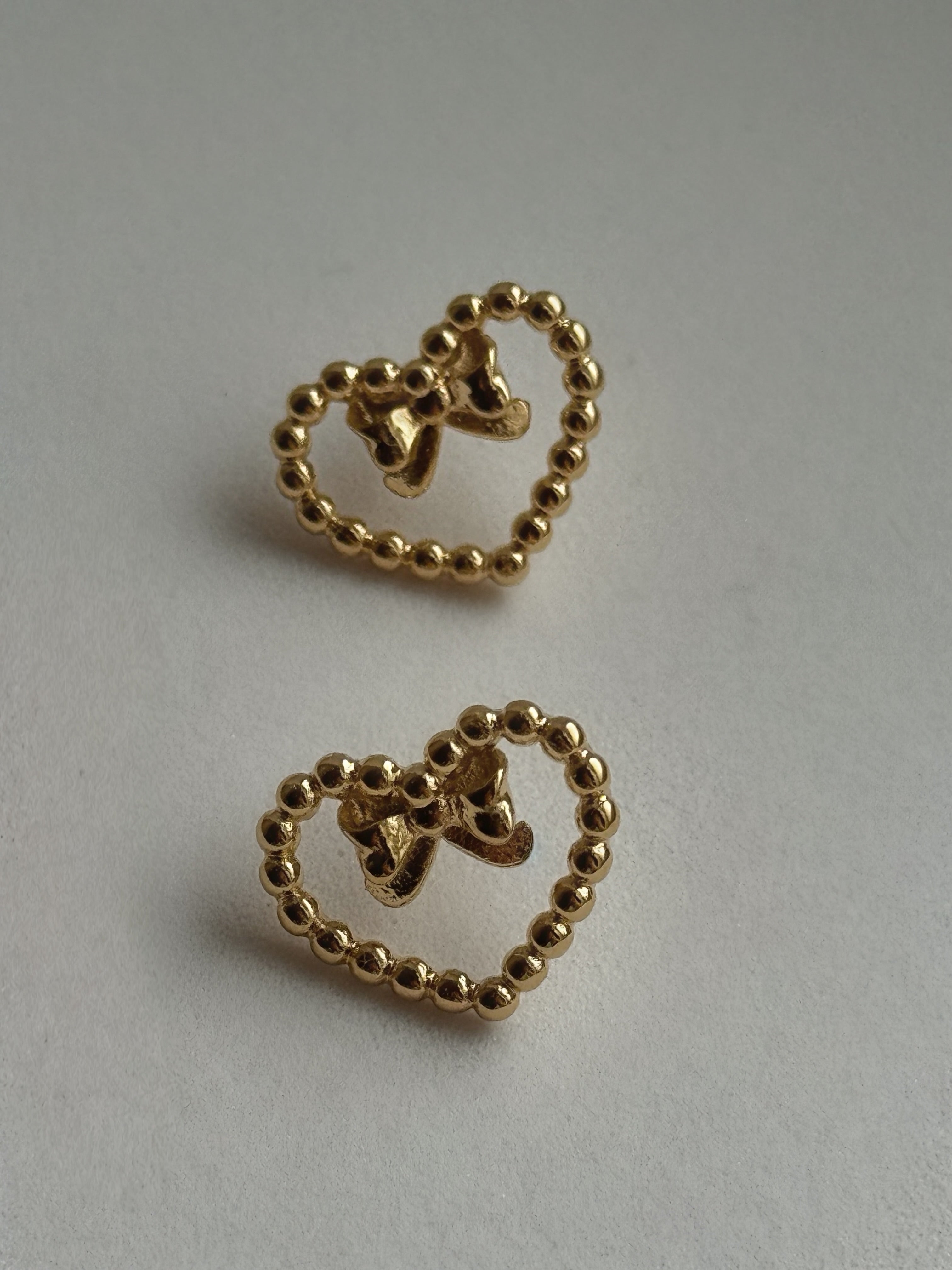 Faye – Herzförmige Edelstahl-Ohrstecker mit Schleife