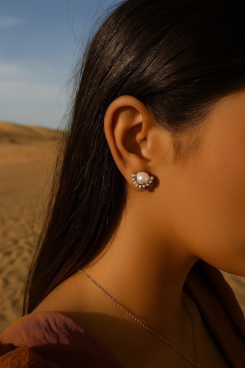 Maheen – Edelstahl Perlen-Ohrstecker mit Steinchendetail